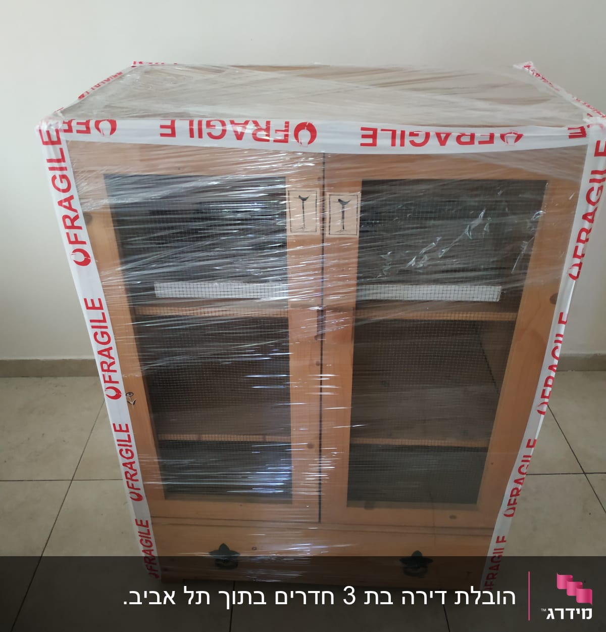 ארון עטוף בניילון עם סרט 